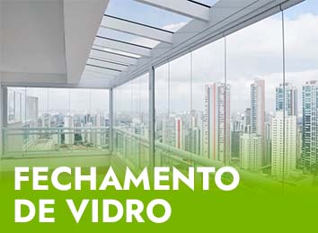 O fechamento de área com vidro é composto por um sistema com painéis de vidro deslizantes sem esquadrias. O Sistema pode ser construído com deslocamento multidirecional o que possibilita abertura total, parcial ou fechamento total da área.